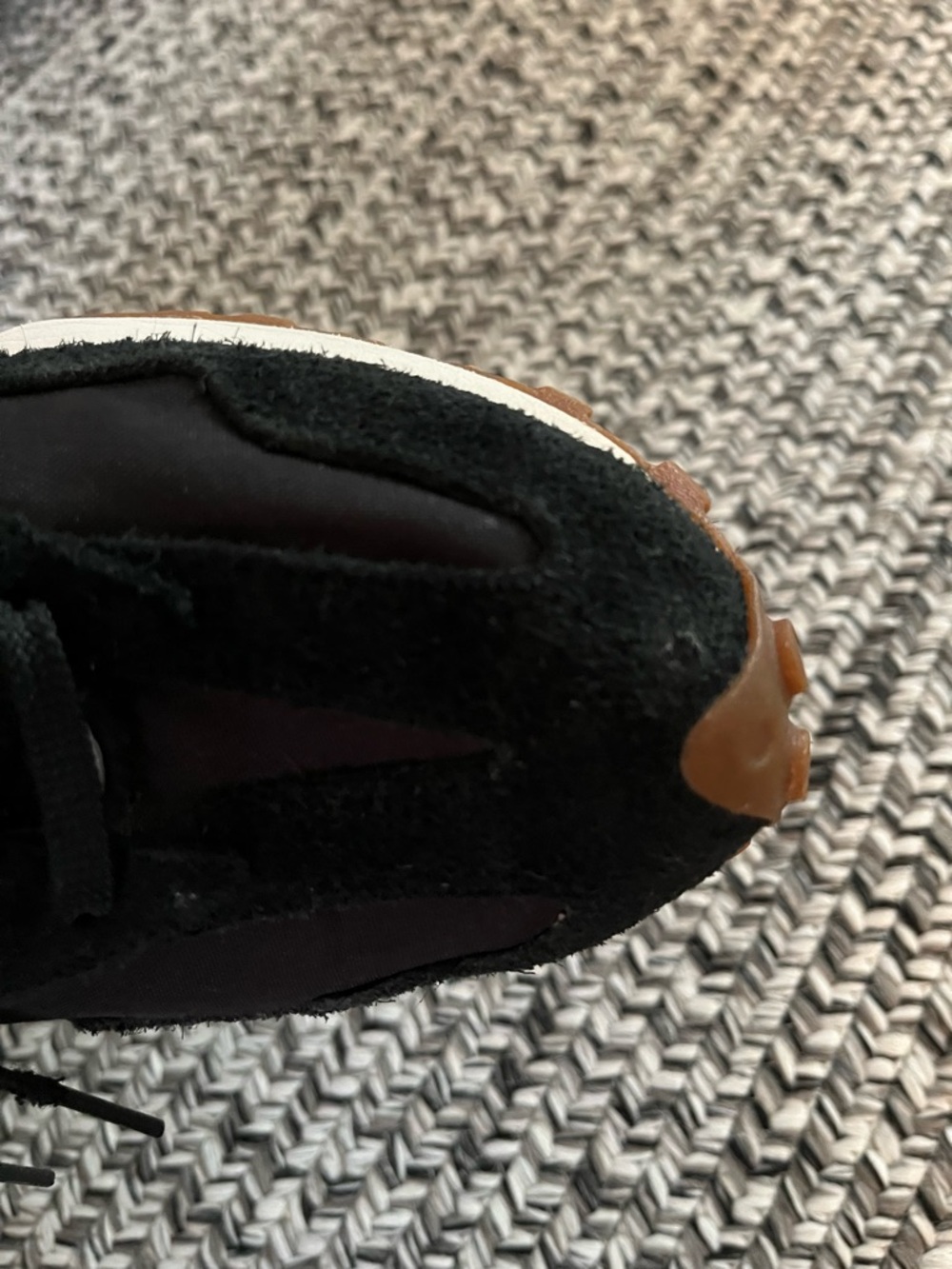 New Balance 327 sneakers in black/white with gum sole, women’s size 9. - Picture 8 of 9
